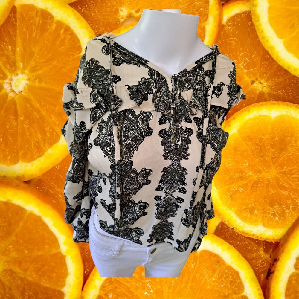 NWT A Loves A Green and Cream Paisley V Neck Size Small